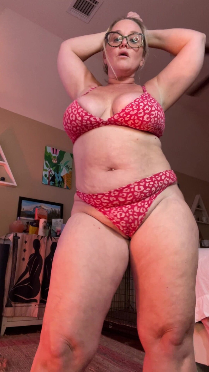 Siren XXX Studios: PAWG booty třesení v podprsence a kalhotkách