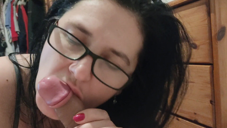Winonna8: milf ssie i połyka spermę