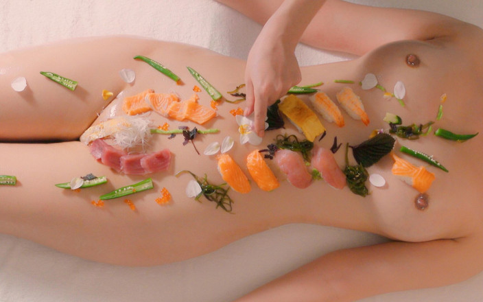 babeneso: Sashimi pe Pizdă!? Bucurați-vă de sushi pe corpul uns cu...
