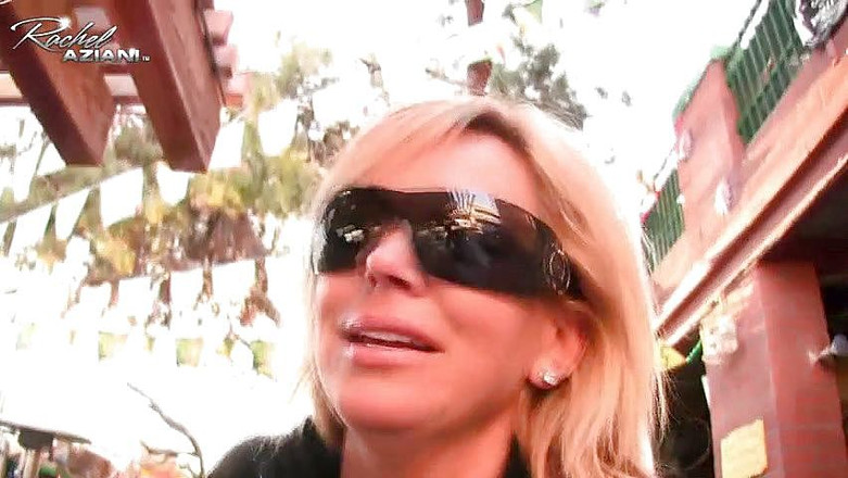 Aziani: Rachel se masturbează în aer liber