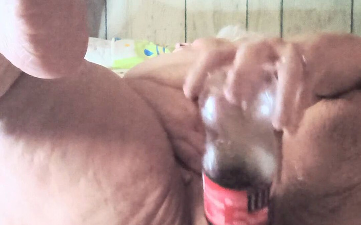HerculesnVENUS: Une grosse pute baise cette bouteille de cola à pleine vitesse