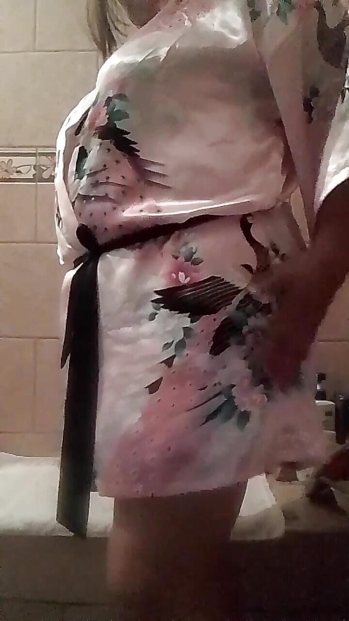 Gloryhot69: Ibu tiri ngirim video mesranya ke ibu tirinya