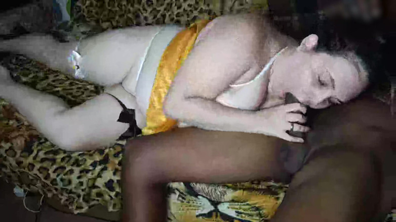Cuckold Couple Swing: La femme coquine embrasse la bouche très humide en flirt...