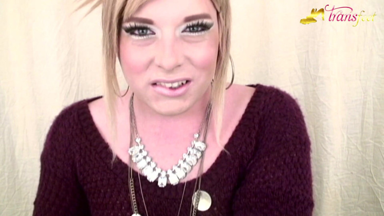 Trans and Cross-Dressers Feet: Blonde transe Mallory und ihre schönen rosa nägel