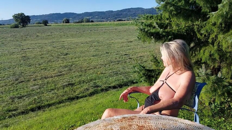 martinawest: ¡La abuela se pone cachonda en su jardín!
