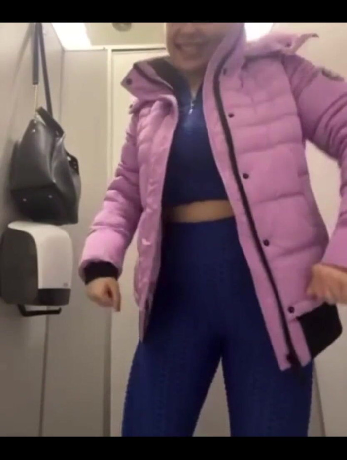 JuiceLussie: Masturbându-se în camera de probă de aproape