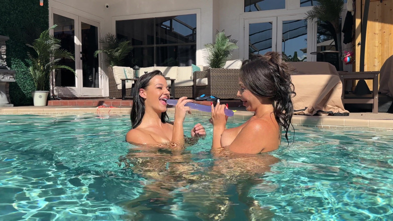 Evelin Stone: Kiki Evelin est prête à engager une double pénétration au gode...