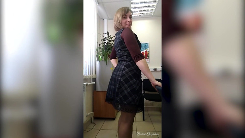 MILF Oxana: Sekretářka ukazuje selfie v kanceláři