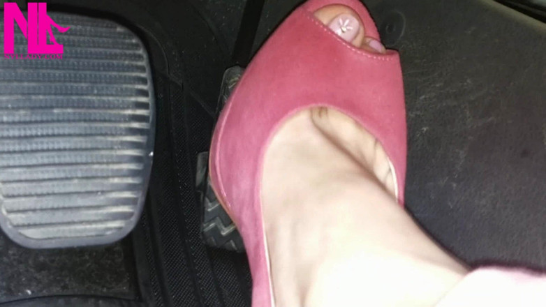Nyllady: Cewek ini lagi asik nyetir dan muasin memeknya pakai sandal...