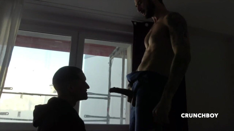 Gaybareback: Isac scopata senza preservativo da un curioso etero