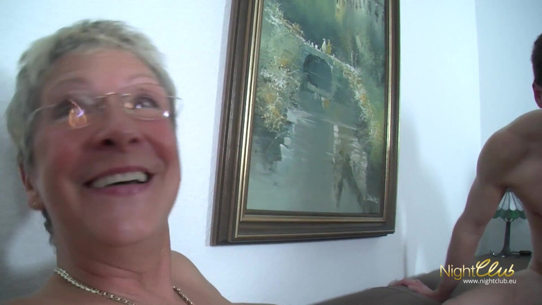 Under German Roofs: Une mamie mature baise en Allemagne