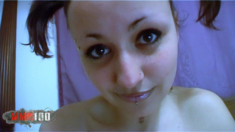 MMM100 Solo: Krystal Wallas Krystal Wallas ділдосяє себе на ліжку