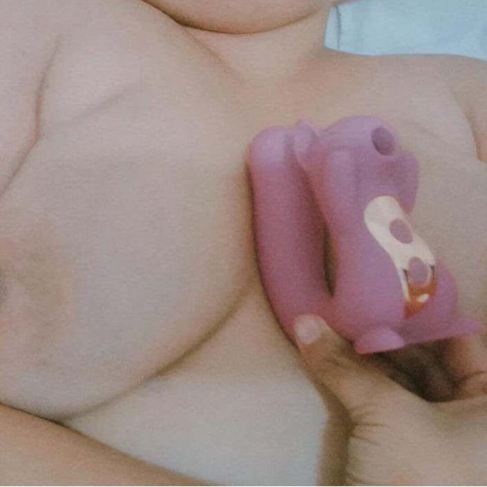 Vaca_chichi: Elle essaye l’aspirateur clitoridien pour squirter pour la première fois