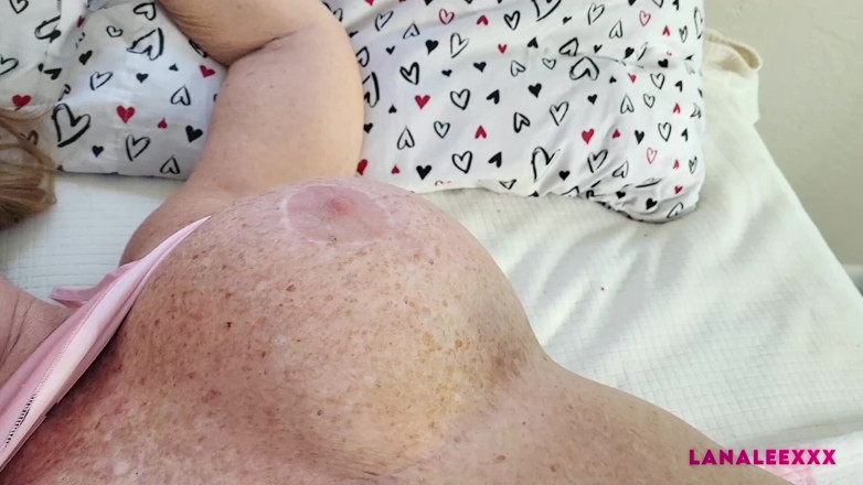 Lana Lee: 배고픈 친구의 거대한 자지로 치유되는 병든 Lana Lee