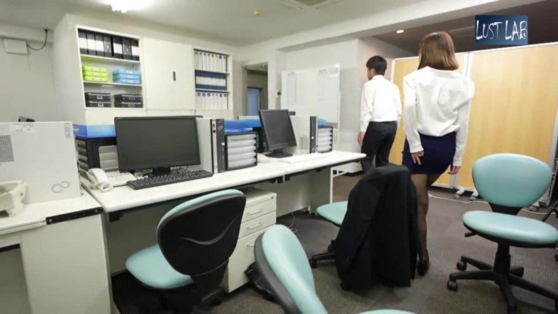 Lust lab: Godaan di kantor. Pekerja stoking hitam menggoda dengan garis sheer,...