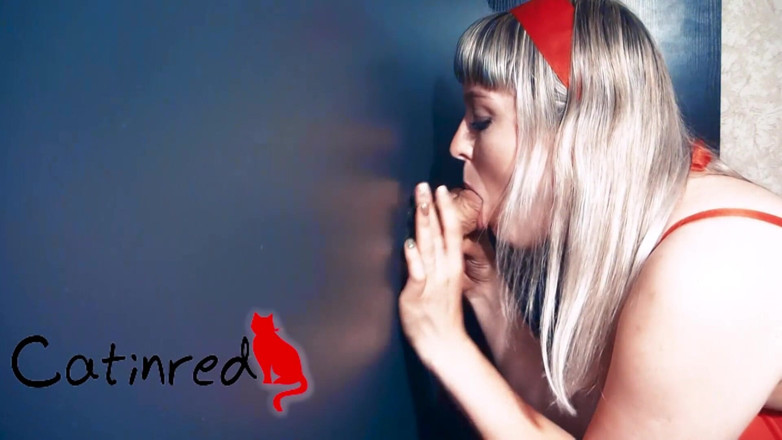 Catin Red: Diminuta milf mamada polla y lechada oral