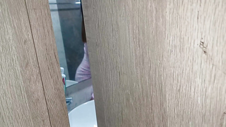 Artemisa74: Ibu tiriku lagi mandi sambil aku rekam pakai ponselku - aku...