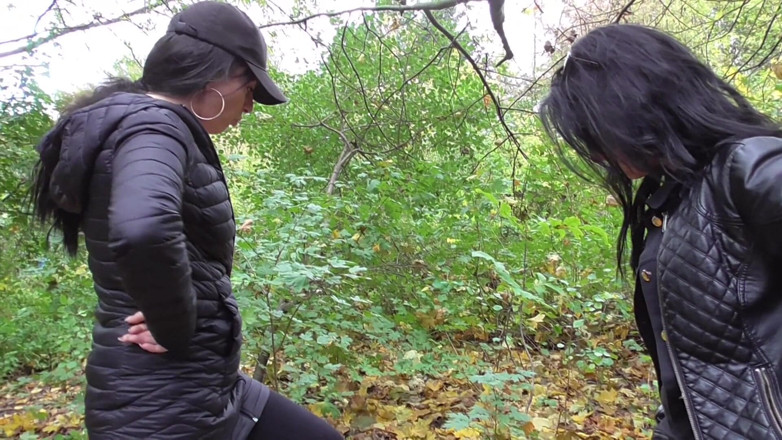 Femdom Austria: Séance de crachats dans la forêt