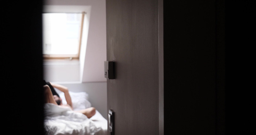Jerking studs: ホステルの部屋で自慰行為をしている友人を捕まえました