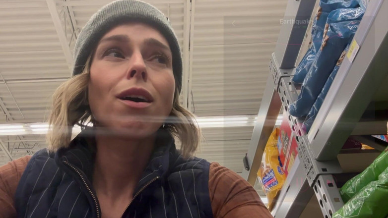 Serenity Cox: Éjaculation en public dans une épicerie avec un vibromasseur télécommandé Lush