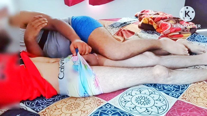 Desi__Panda: 義理の兄の下着を開けて彼の大きなモンスターのチンコを見るのは初めてだった