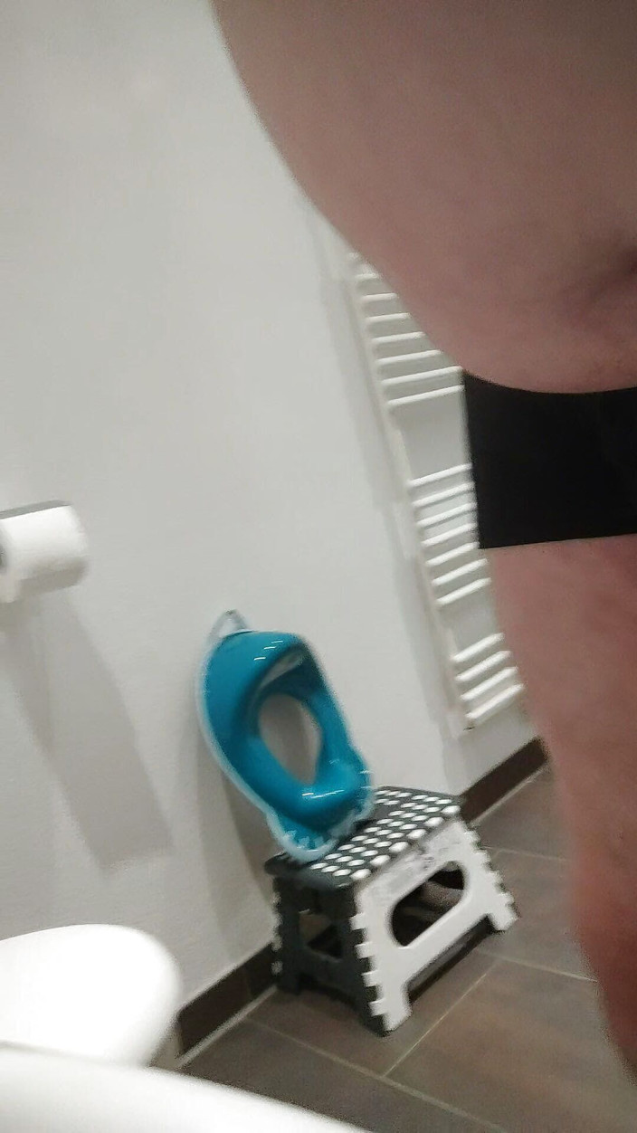 Karlchengeil: Mear, toilette y polla en primer plano