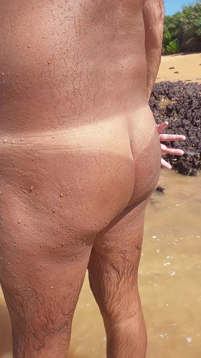 Ladysilvas: Ladysilva cammina nuda sulla spiaggia mostra il suo culo abbronzato...