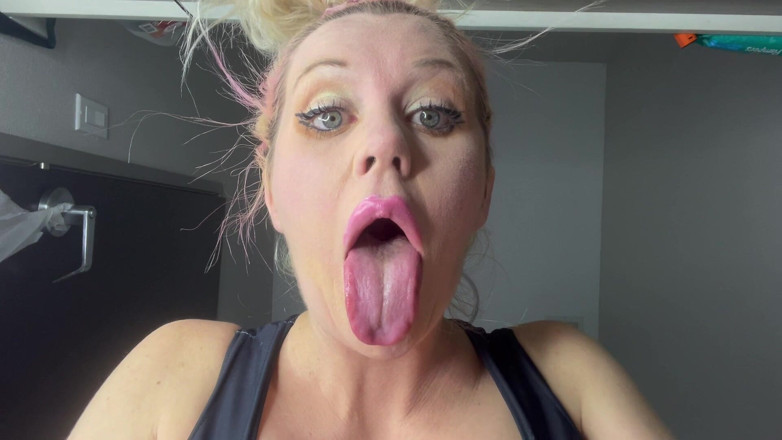 Sultry Silvea: Sinnliche silvea leckt und schiebt dich mit meinen titten