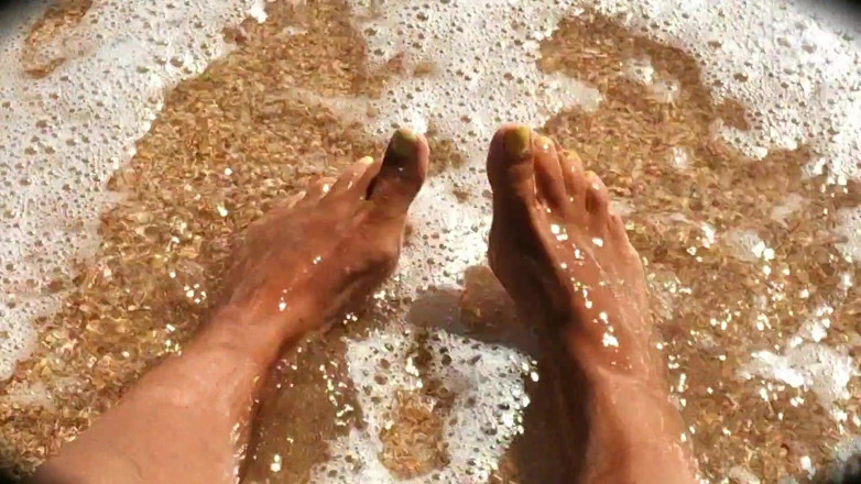 Lukerya: Une femme au foyer solitaire au soleil caresse ses jambes...