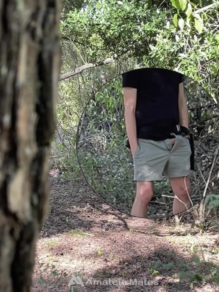 AmateurMates: Ragazzo amatoriale beccato a masturbarsi nel bosco