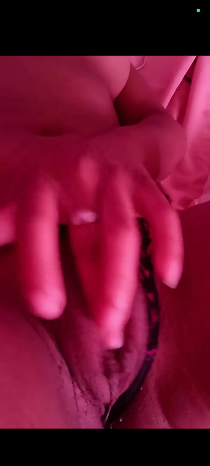 Jacke24: Freche brünette masturbiert zu hause