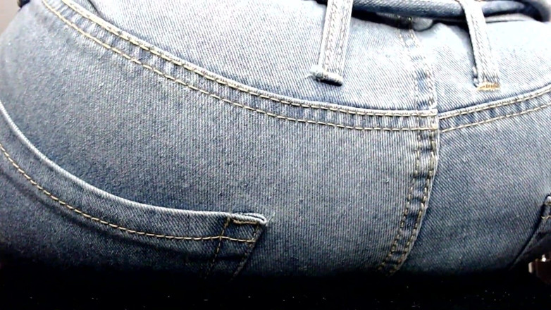 Maeling: Slampa tonåring förstörd i jeans röv-fyxiation med jätte röv omedveten