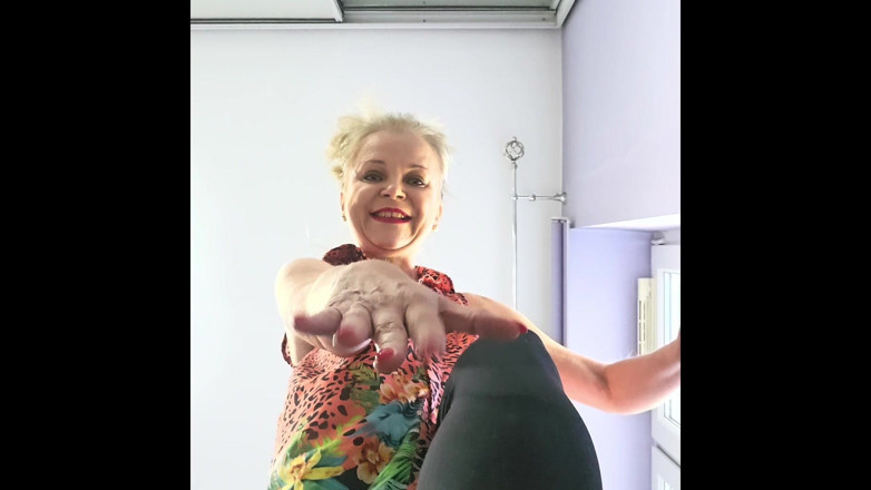 Misses_Jenny: Une géante te marche dessus avec ses pieds nus