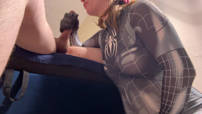 Lady Anna: Chica araña chupa enorme polla hasta lechazo pulsante oral