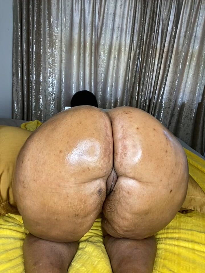 Big black clapping booties: Son derece harika yakın çekimde 15 inçlik dildoyla kendini sikiyor - bölüm 0100