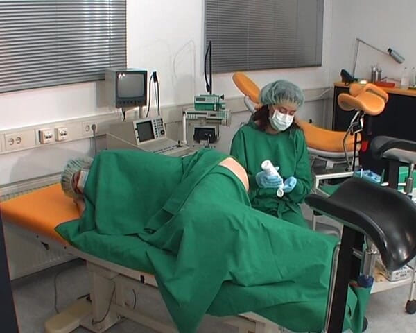 Rubber & Clinic Studio - 1ATOYS: Krankenschwester in grünem sprech-outfit
