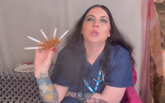 MissFFW: L’infirmière FFW fume des cigarettes à cinq et a des culs...