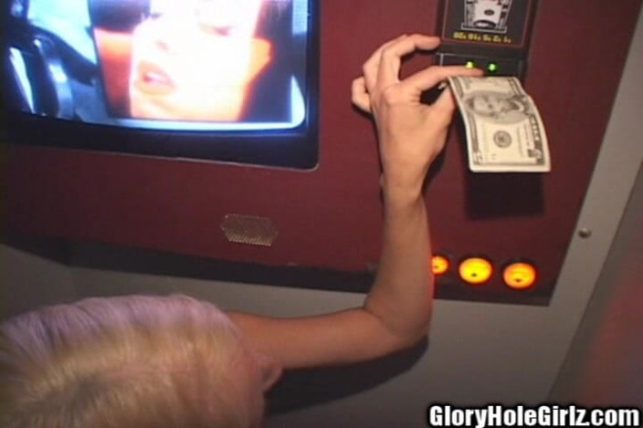 Glory Hole Girlz: Dünner hure lutscht schwarze und weiße schwänze in gloryhole penis-fest!