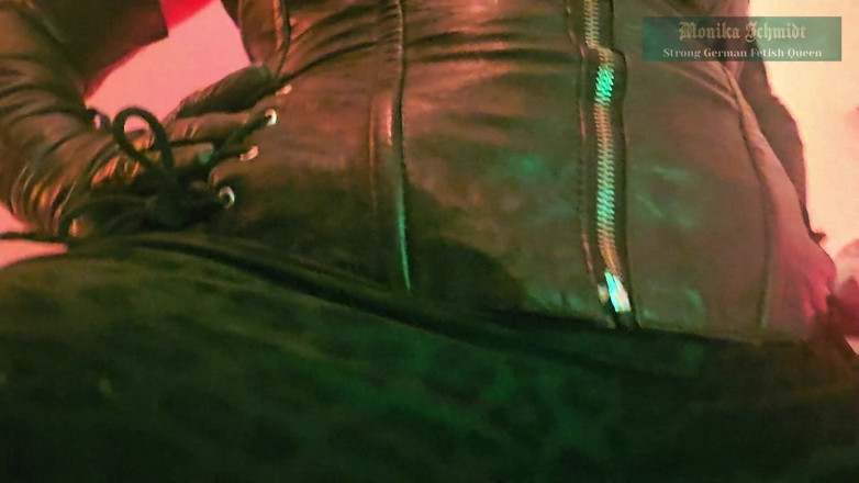 Strict Senz: Monika Schmidt, Facesitting Femdom, Étouffement Du Cul, Humiliation Verbale