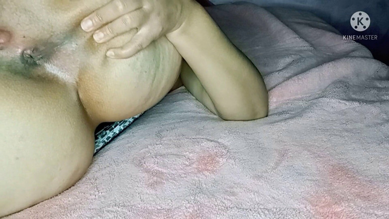 Saraarabsexy: Arabische ehefrau spielt mit ihrer muschi