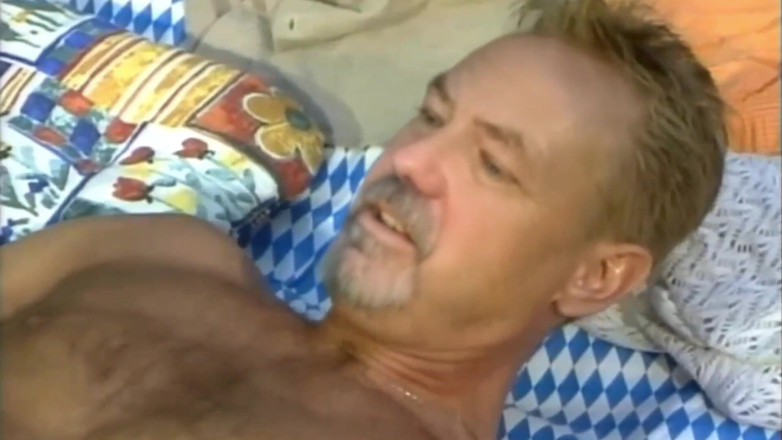 Ben Bones: Une salope blonde pisse sur la poitrine avant de baiser...