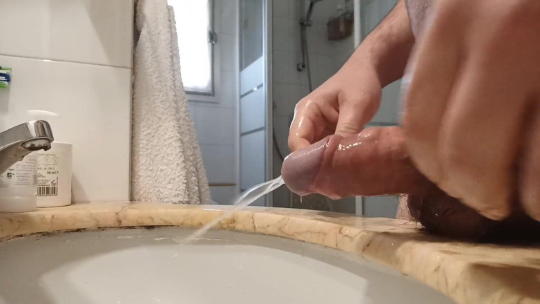 Kinky Guy: La mia routine mattutina, prima lavami le mani con una...