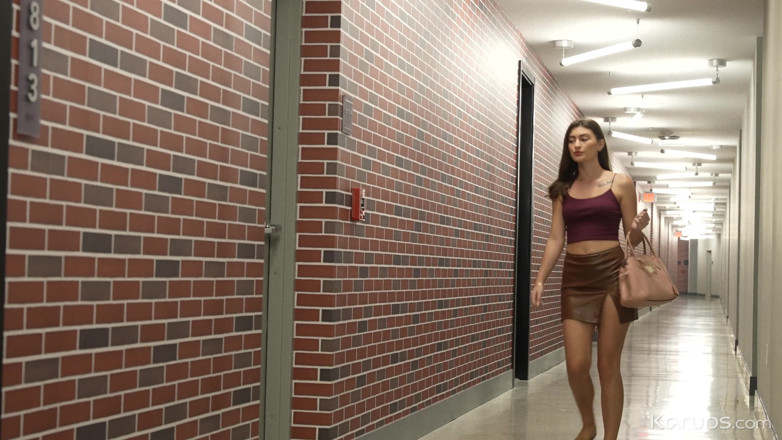 Karups Solo: Una ragazza calda che fuma viene sorpresa a masturbarsi sulla...