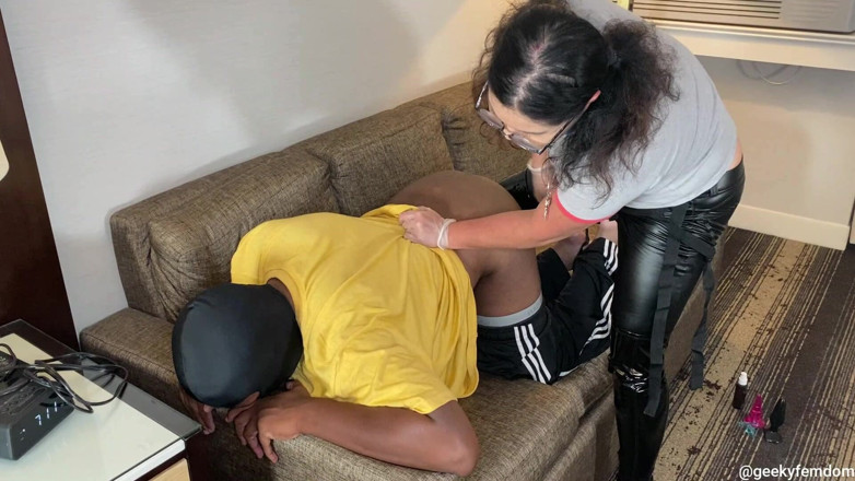 Geeky Femdom: Entraînement anal avec Kimi Chi 2