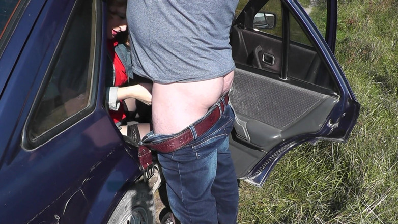 XXX-Platinum: Une MILF se fait baiser en levrette dans une voiture...