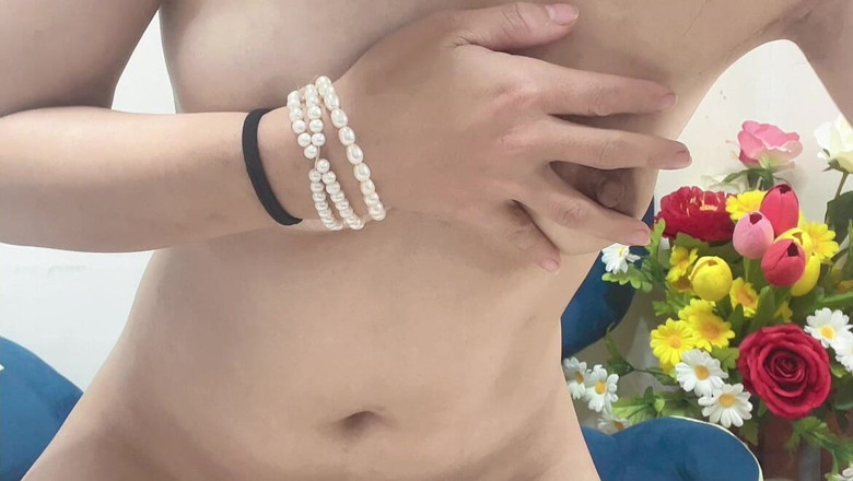 sweethanajapanese: Hana si cewek imut yang mungil lagi asik nyepong kontol...