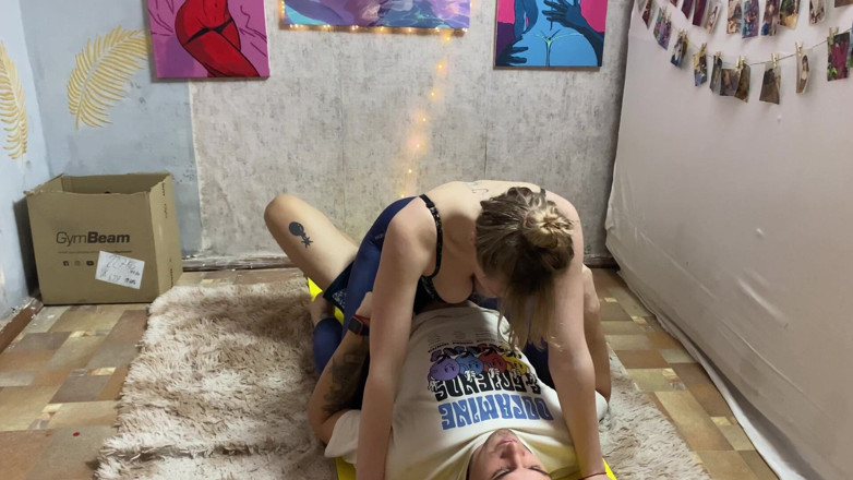 HotPrincessUA: Le yoga de ma demi-sœur interrompu : bosse sèche et lutte...