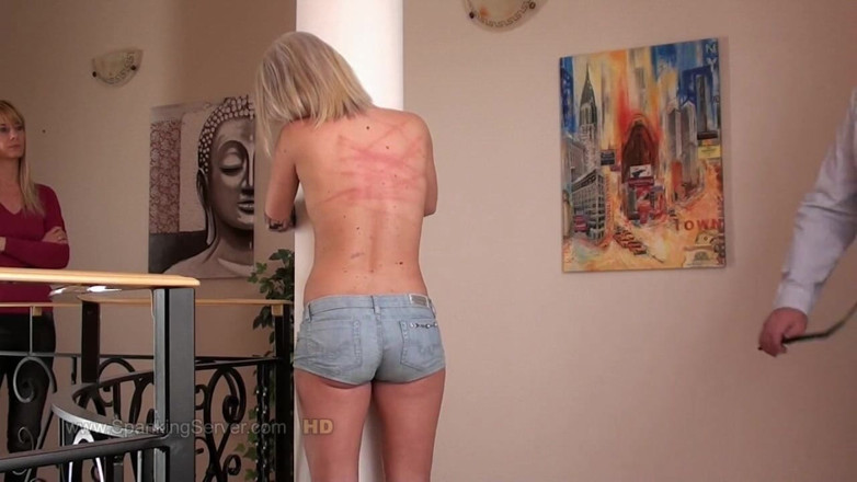 Spanking Server: Cora mit peitsche auf nacktem rücken
