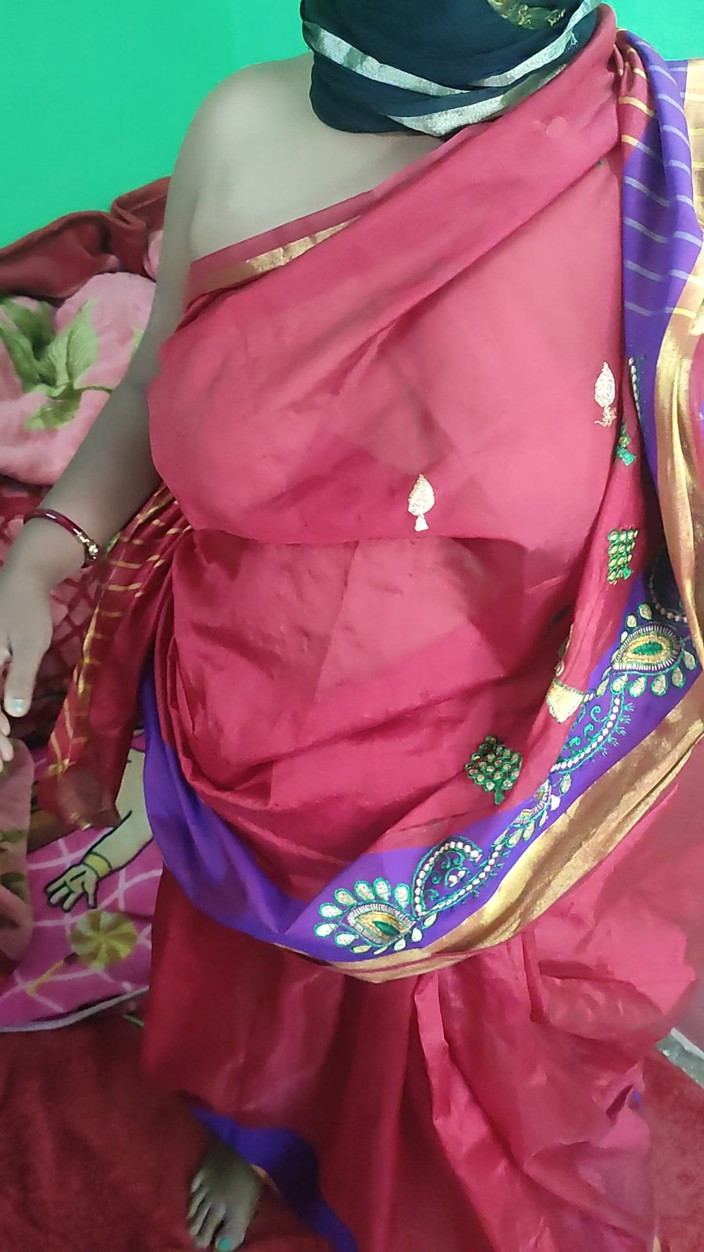 Indianbhabi2: Une indienne pulpeuse danse à re sharee et montre son corps...