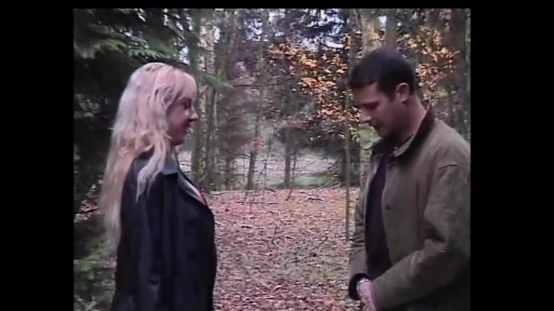 Absolute BDSM films - The original: Ces MILF coquines adorent se faire regarder en pissant sous...